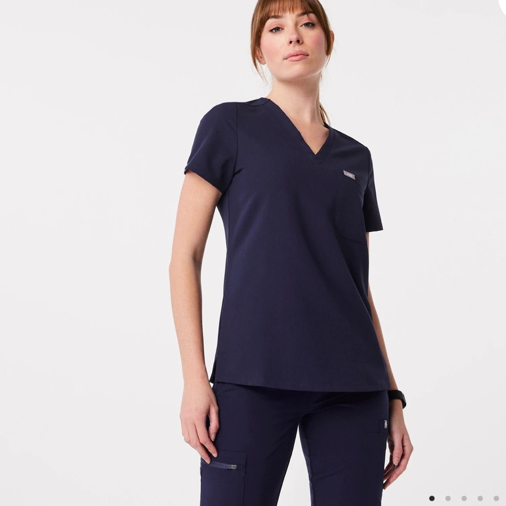Figs Caterina One Pocket Scrub Top- Navy